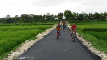 Pengerjaan Aspal Rampung, Satgas TMMD Bojonegoro Gowes Bareng Anak Desa Jatimulyo